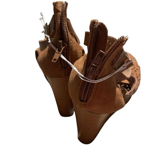 Report new never worn size 8 Brown Strappy Sandals wedge - Picture 2 of 3